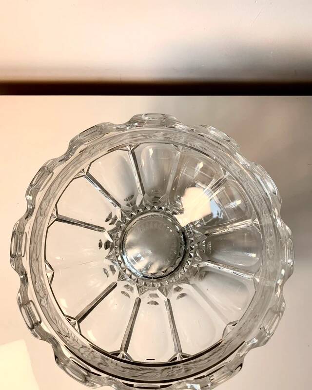 Cut and engraved crystal footed bowl, floral decoration – classic style / centrepiece - 20th century