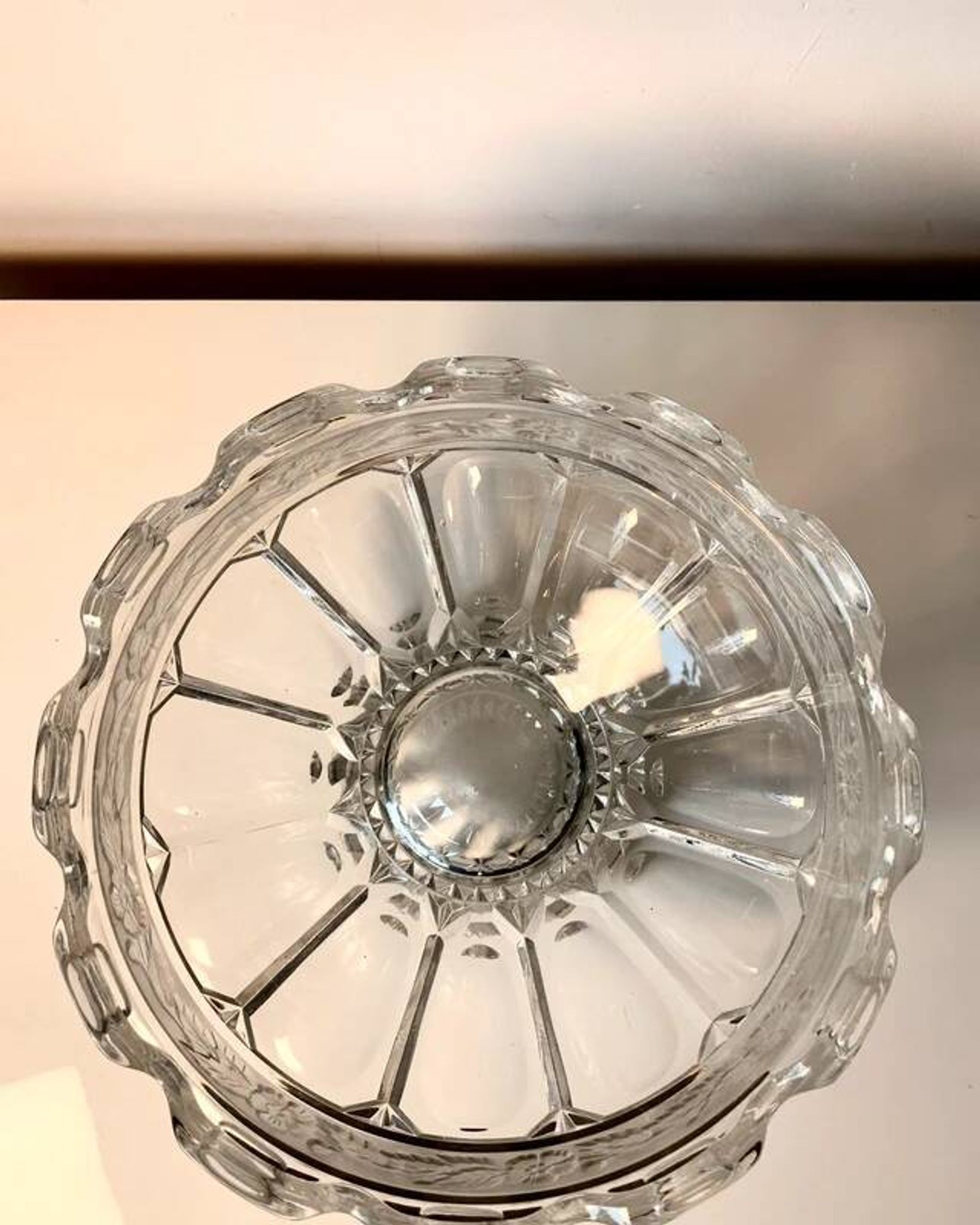 Cut and engraved crystal footed bowl, floral decoration – classic style / centrepiece - 20th century