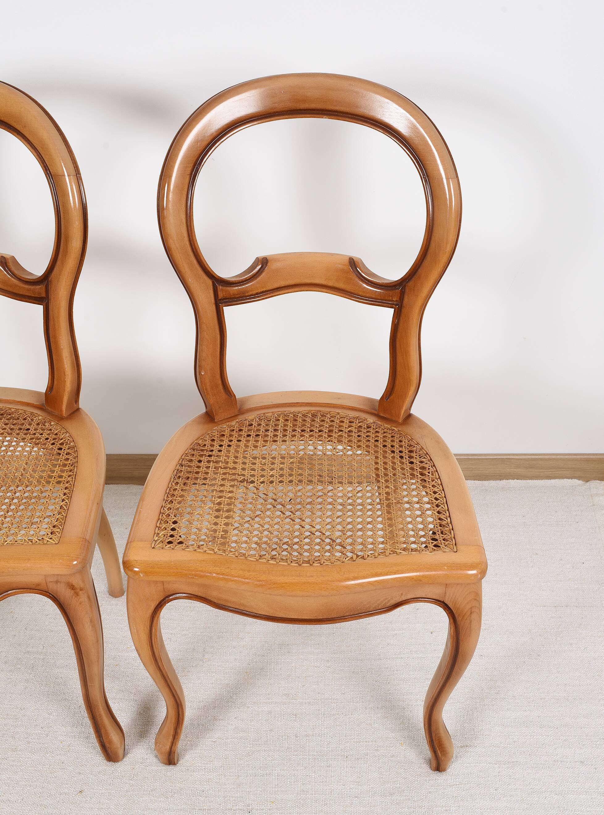 Paire de chaises cannées, en bois