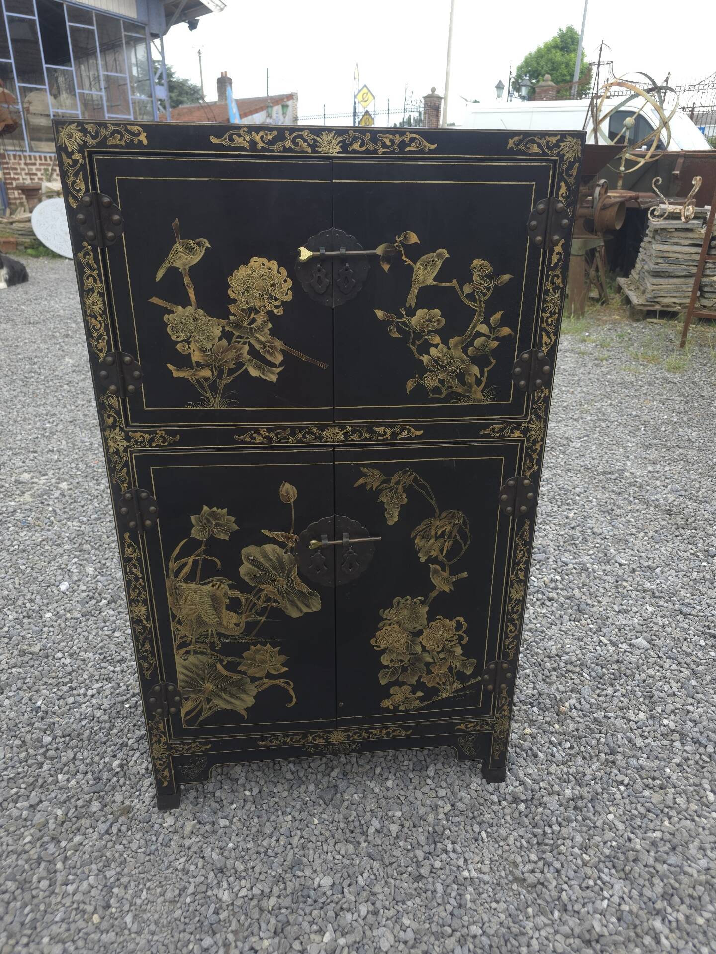 Lacquered wooden Chinese cabinet