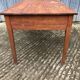 Table en bois de peuplier à 2 tiroirs de face d’époque reconstruction.