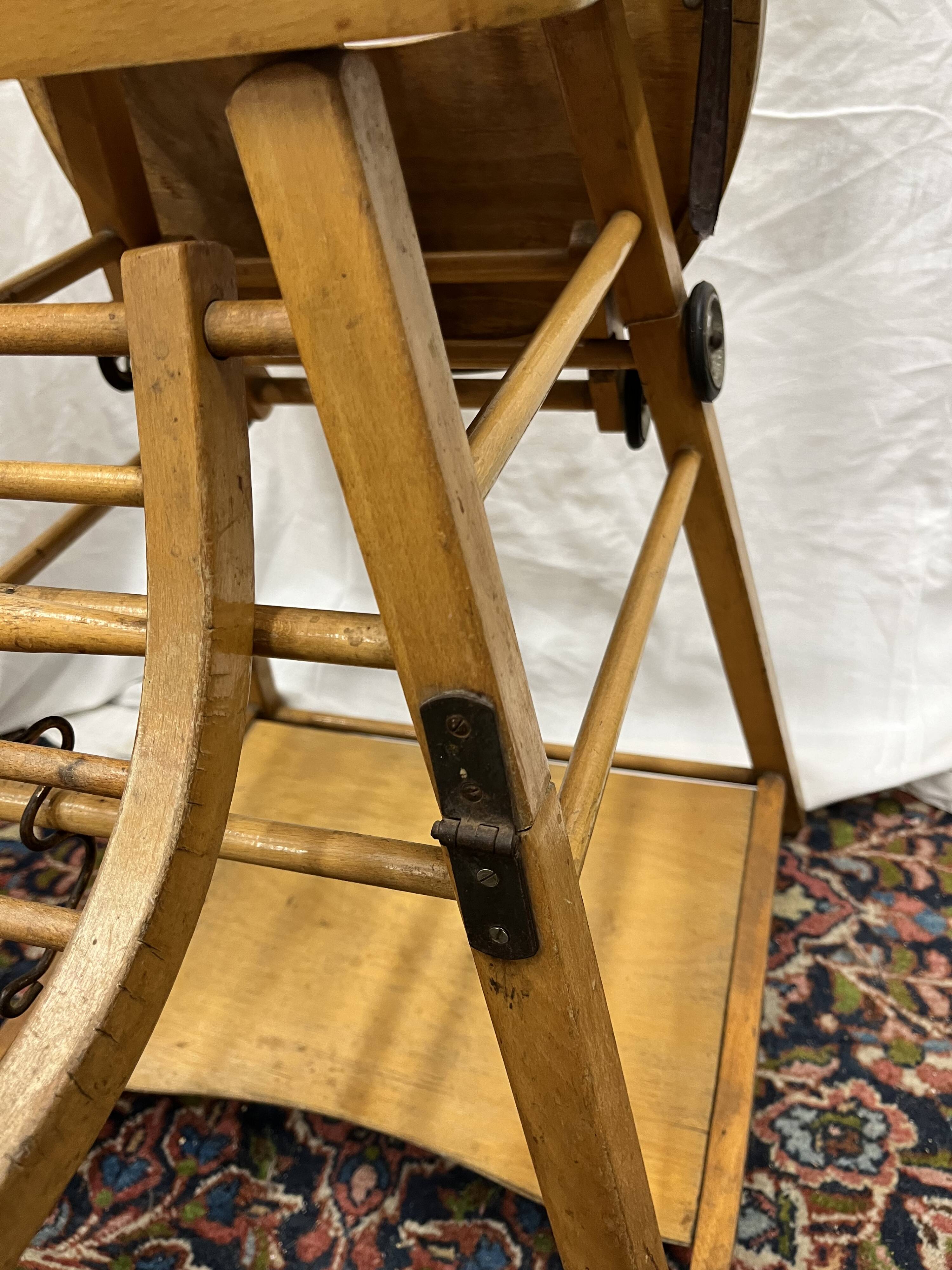 Chaise haute bébé en bois vintage
