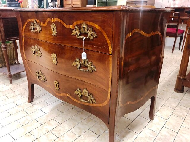 Curved chest of drawers of the eighteenth century