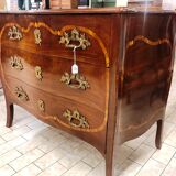 Curved chest of drawers of the eighteenth century
