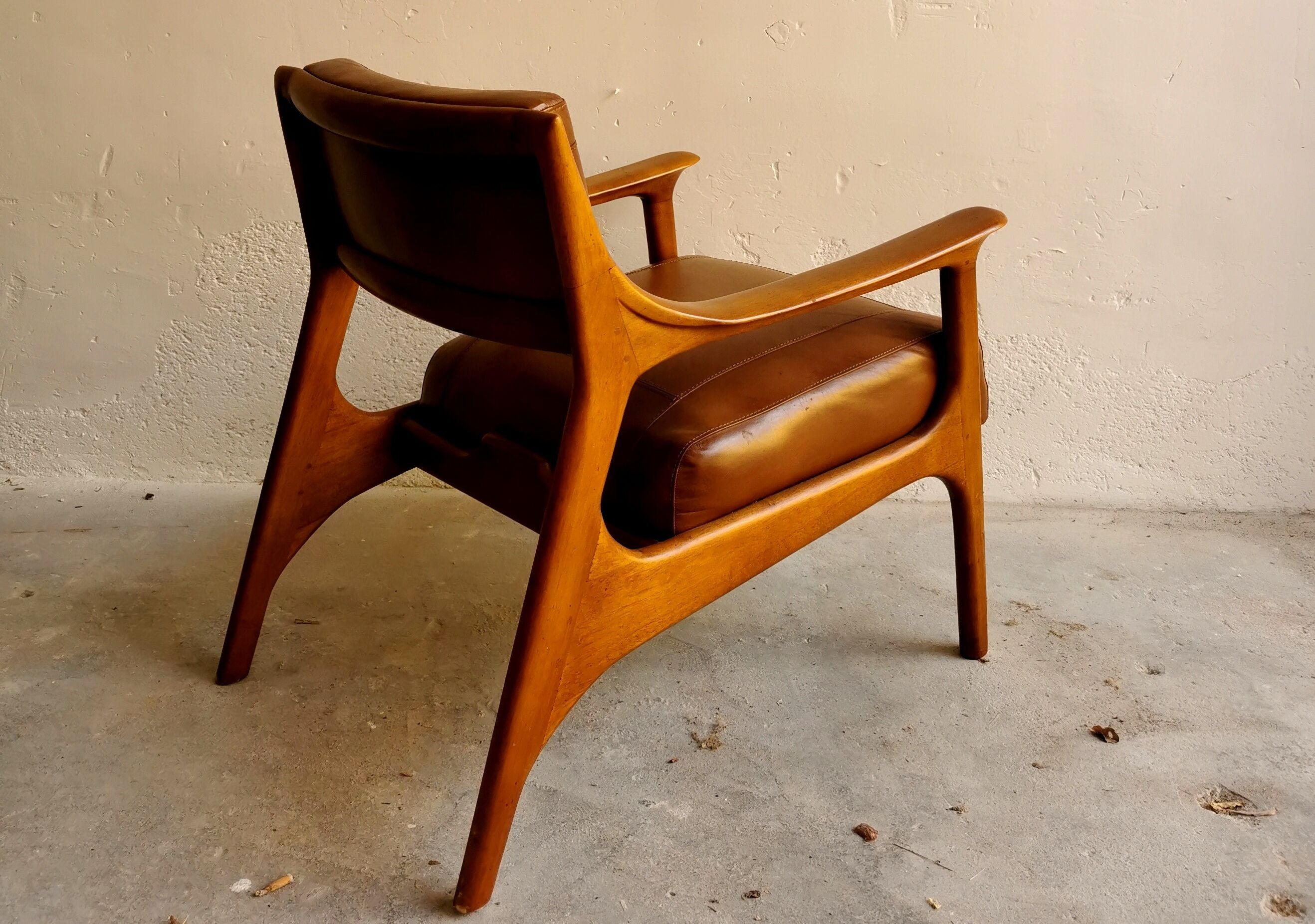 Fauteuil scandinace en cuir et noyer de Ferdinand 1960