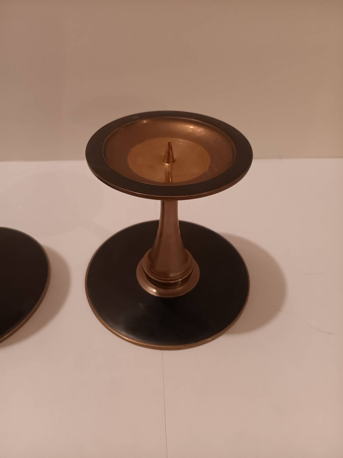 Paire bougeoirs noir laiton