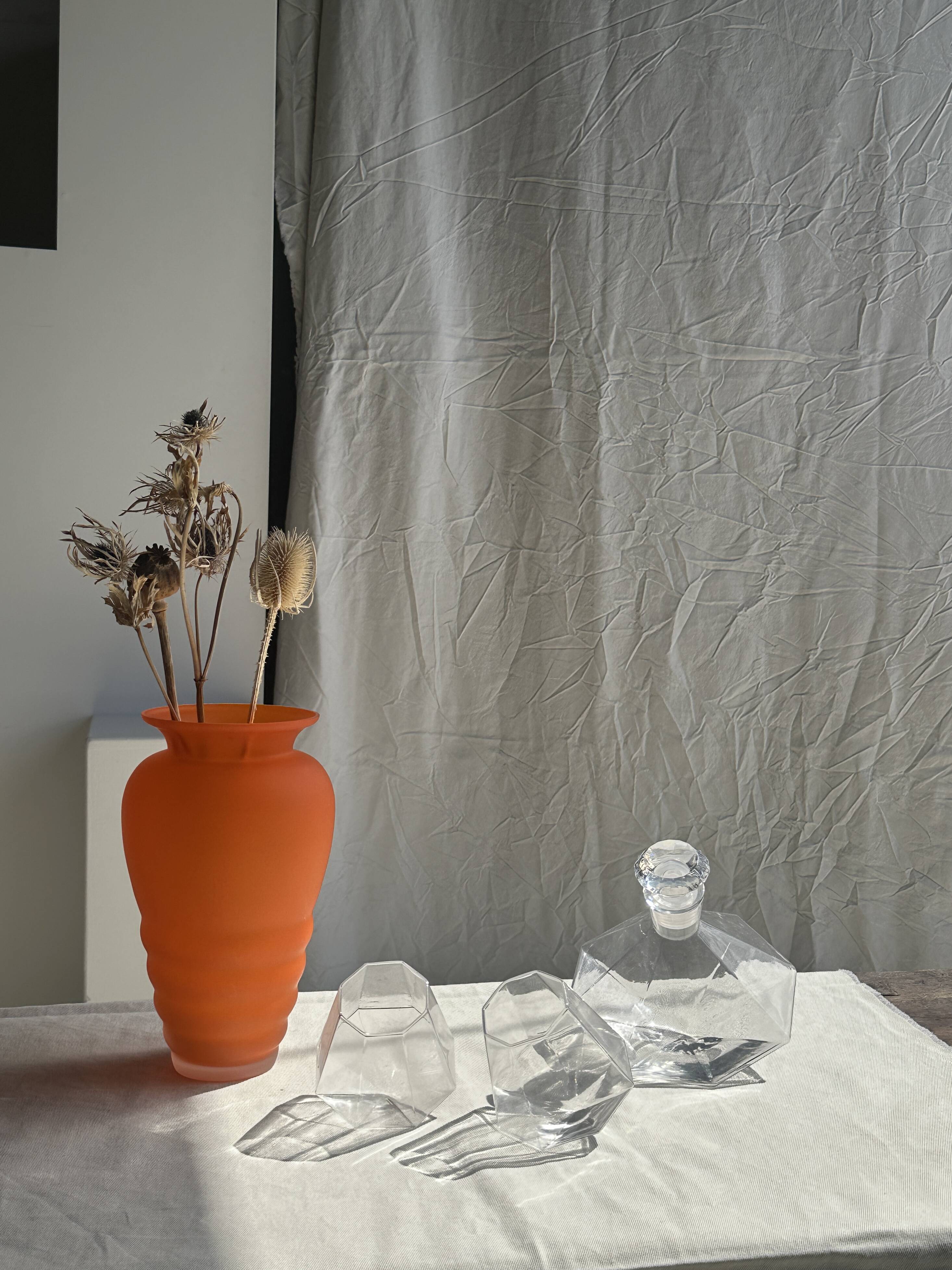 Small geometric carafe with diamond-shaped stopper and its 4 glasses