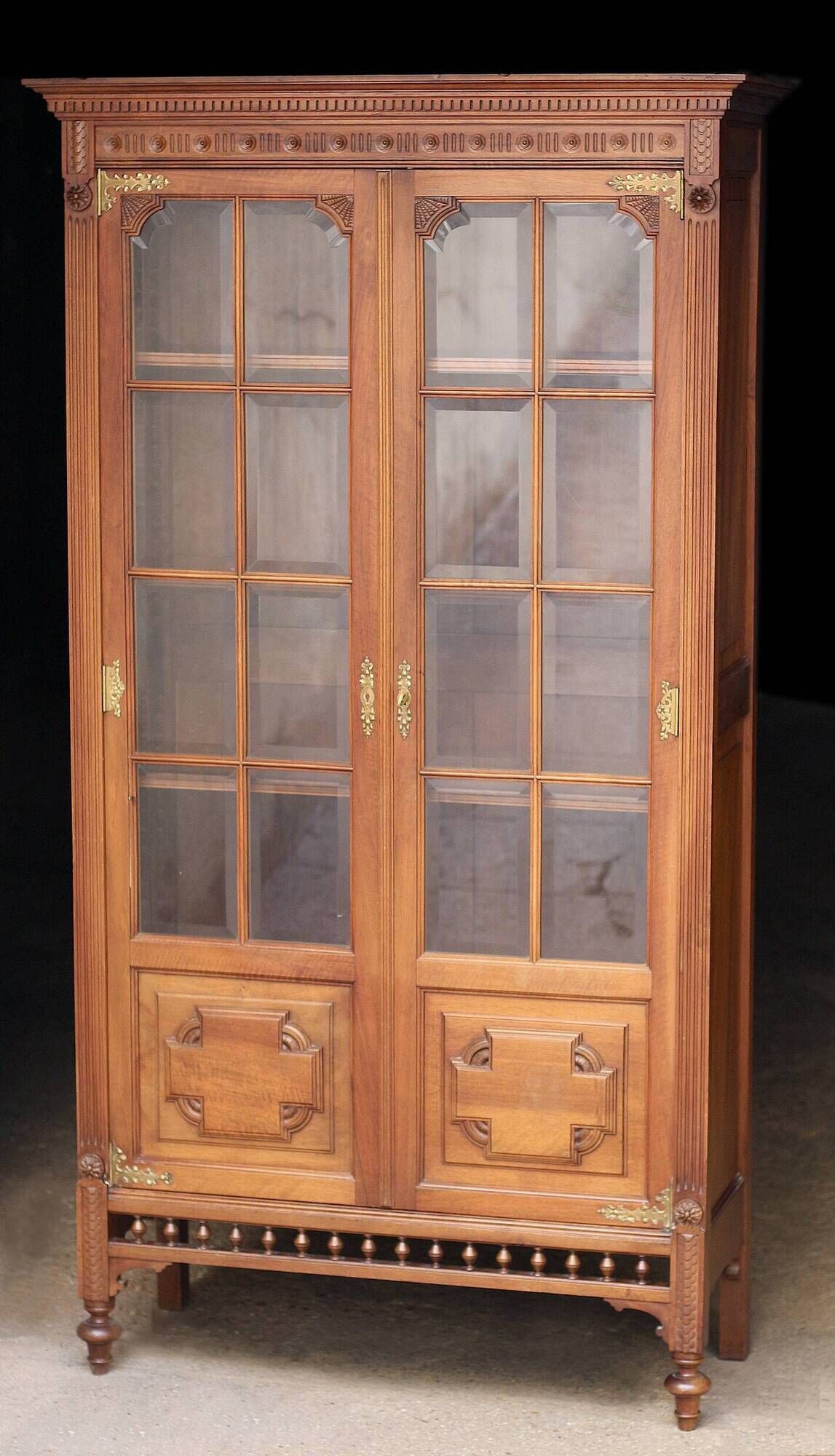 Belle armoire parisienne en noyer massif (début XXeme).