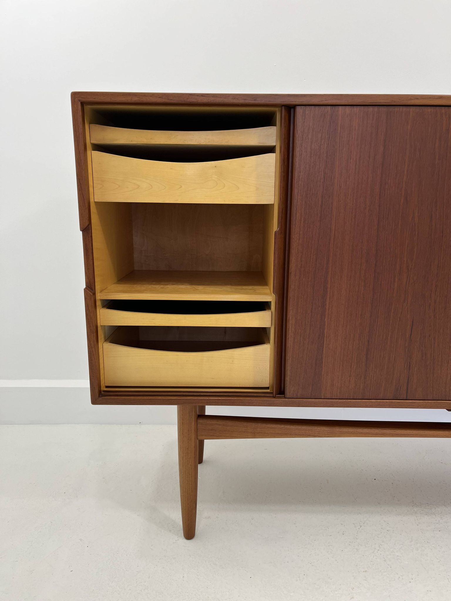 Buffet en teck avec portes coulissantes, 1965