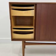 Buffet en teck avec portes coulissantes, 1965