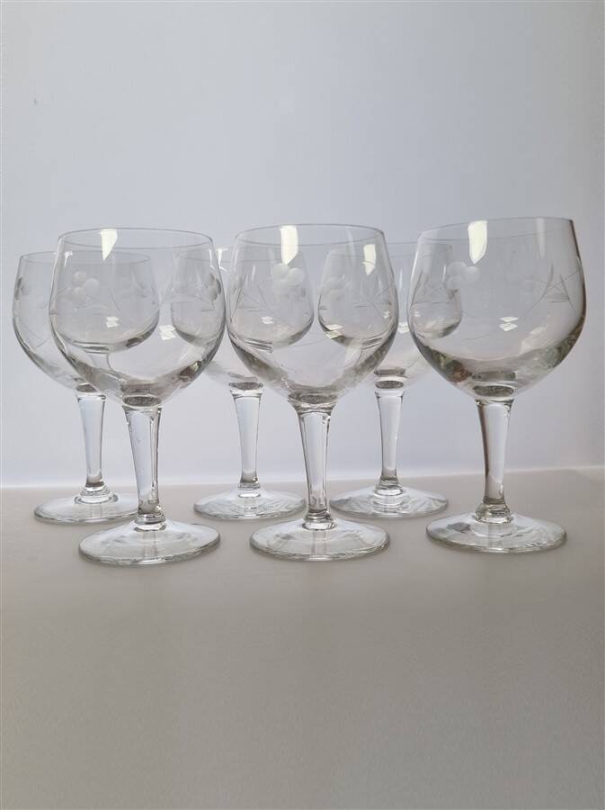 Set of 6 stemmed glasses