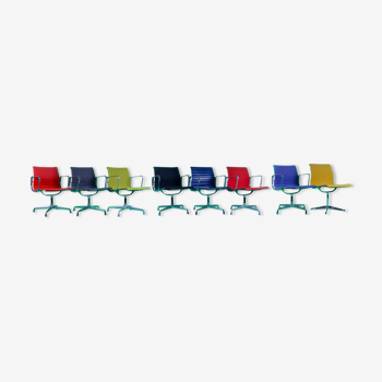 Lot de 8 chaises modèle EA108 & EA107 de Charles et Ray Eales édition Vitra