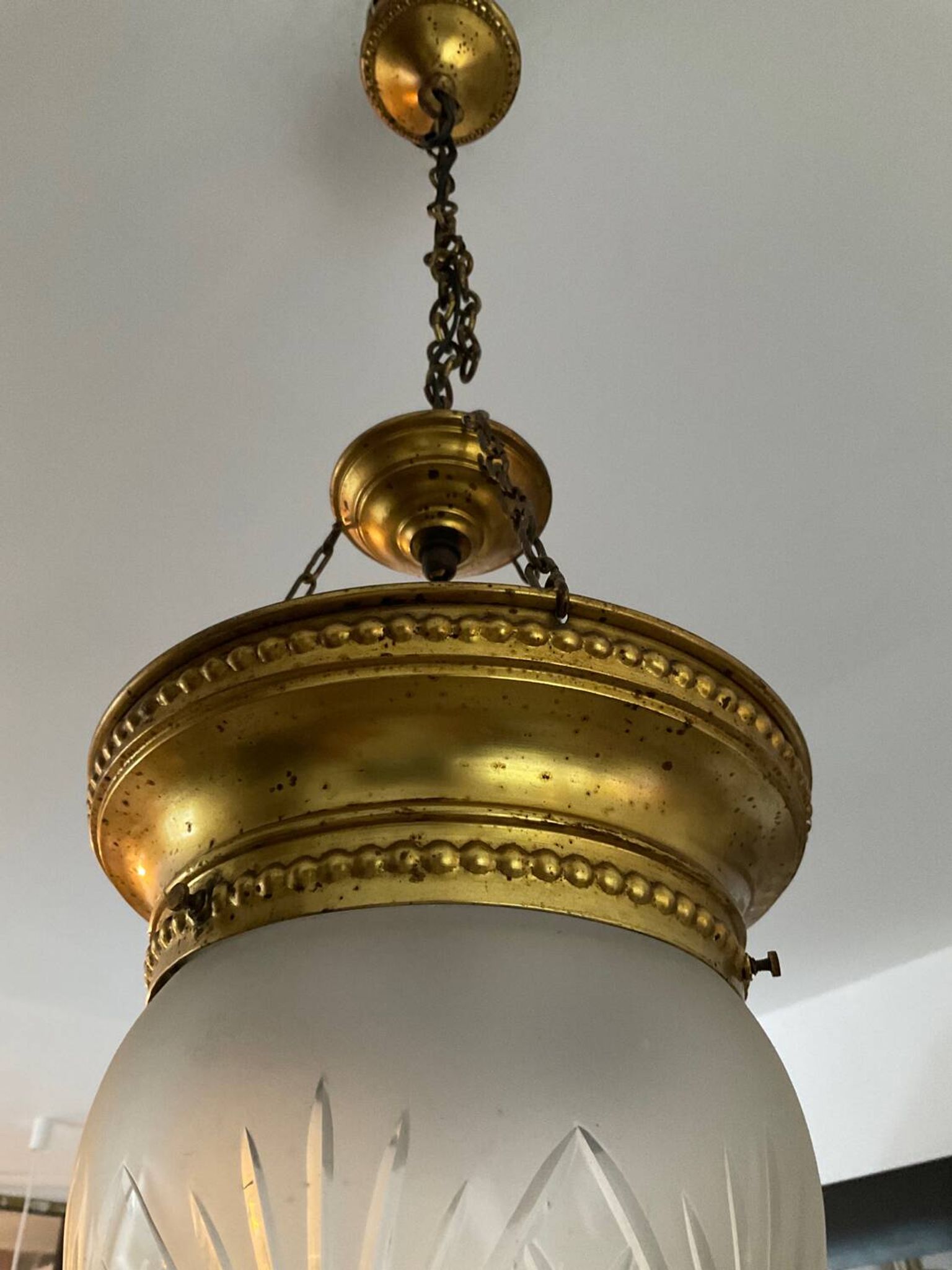 Suspension vintage en verre ciselé et laiton