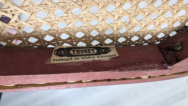 Chaise de nourrice Thonet – Icône du bois courbé et du design viennois