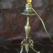 Lampe bougeoir électrifiée, lampe de table bronze tripode pattes de chèvres