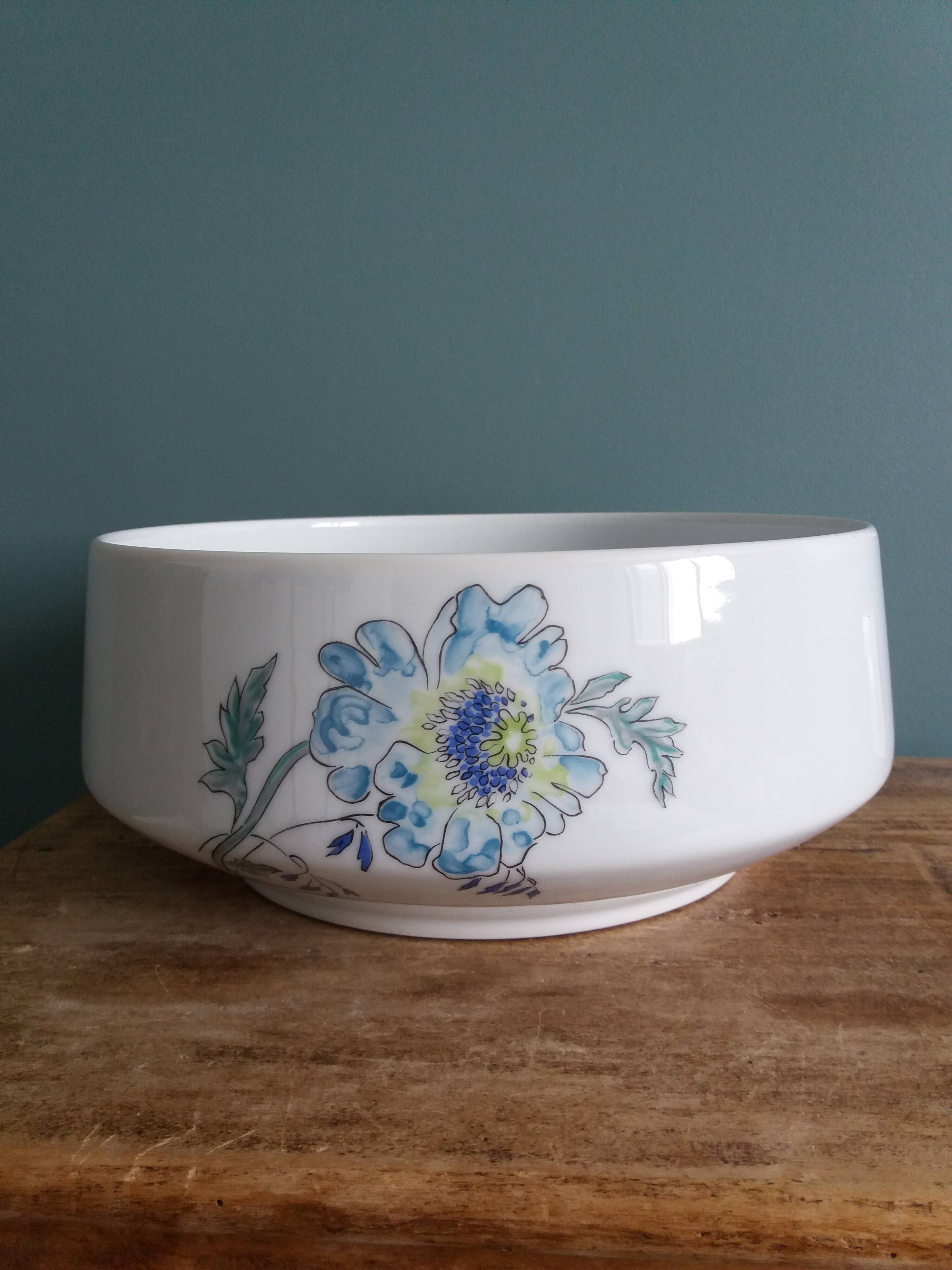 Ariès salad bowl by Raymond Loewy, Limoges porcelain by Bernardaud, Th pattern