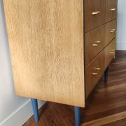 Commode 4 tiroirs bois bleue à chevrons