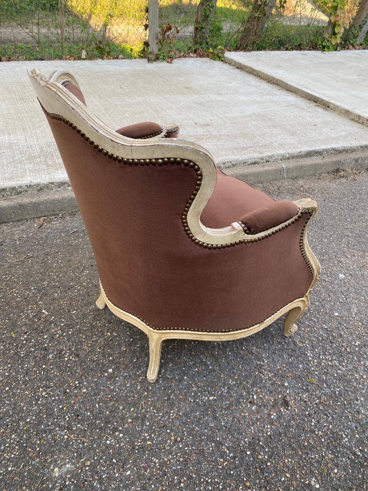 Fauteuil cabriolet Louis XV en bois massif beige et tissu velours marron