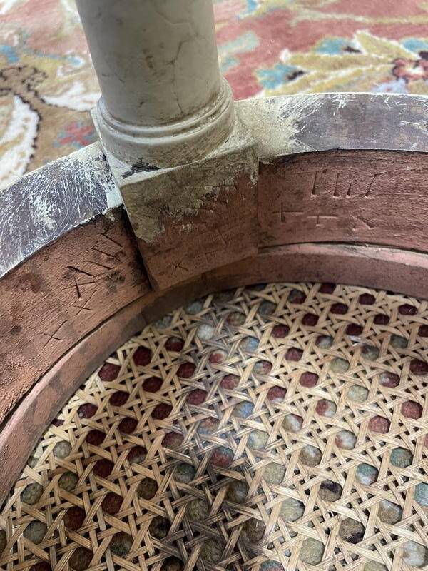 Banquette de piano Louis XVI en cannage et bois rechampi