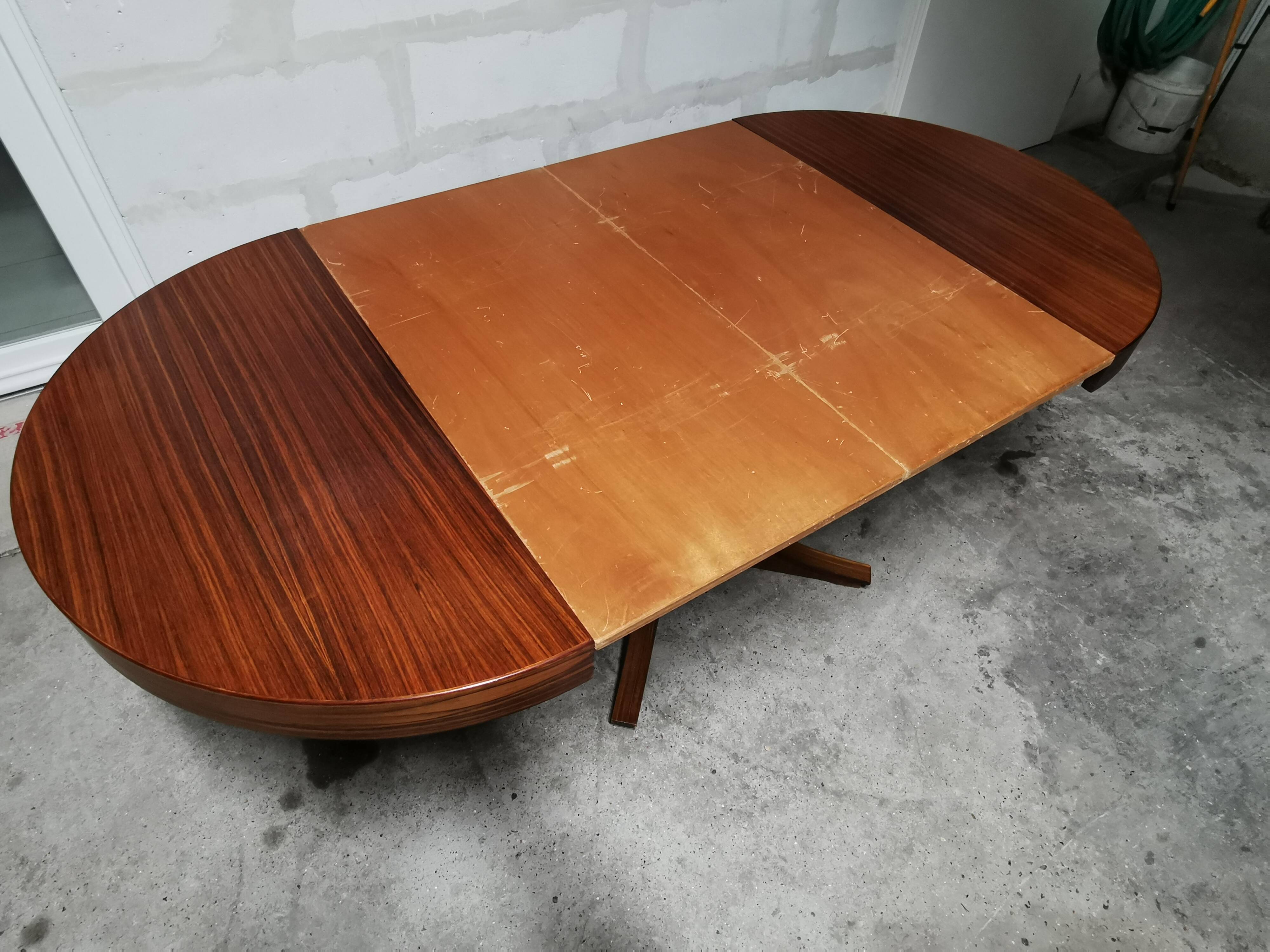Rosewood extendable round table by Luigi Bartolini. vintage dining room 1960/70