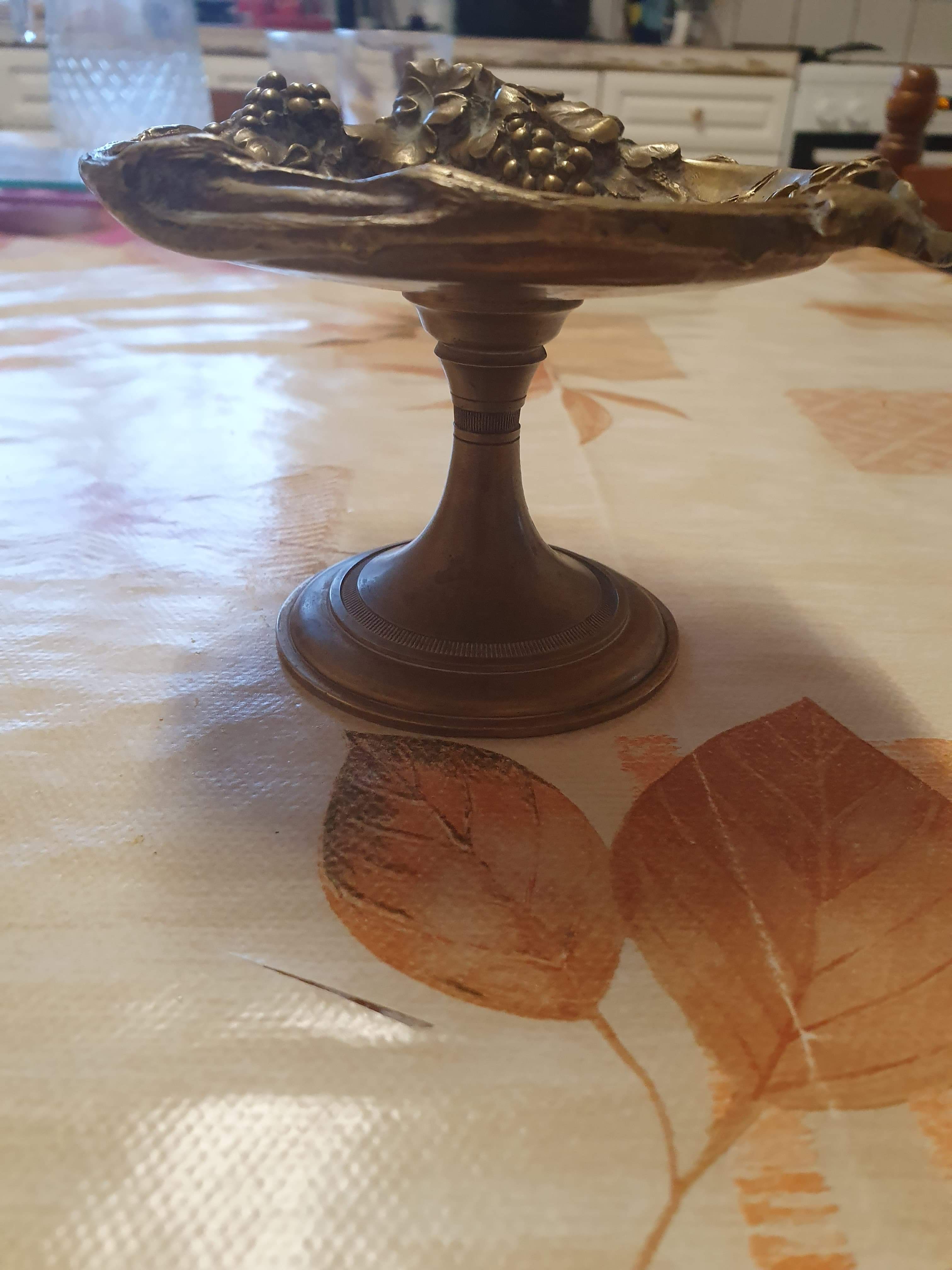 Empty bronze pocket of ore puppet