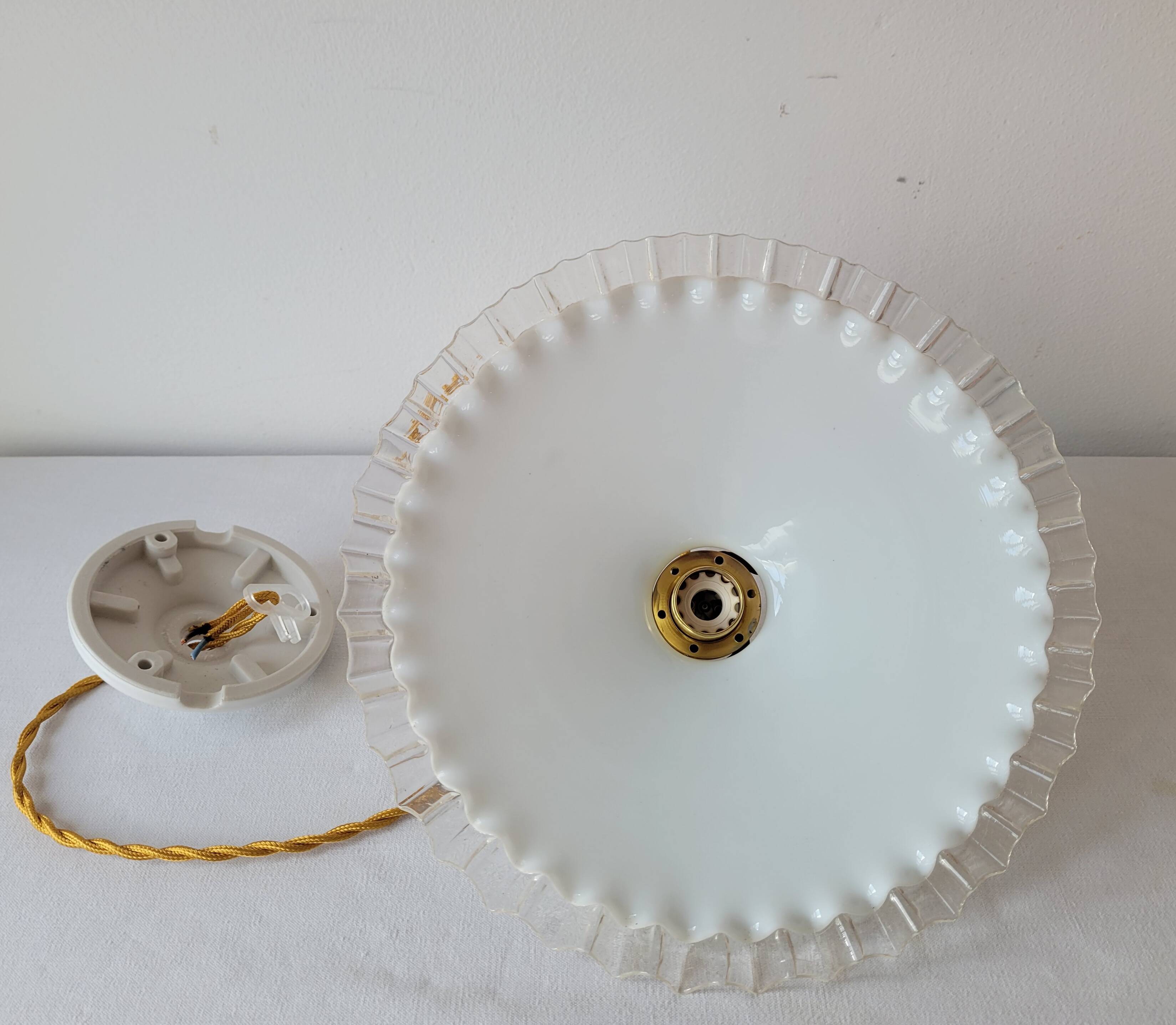 Suspension en opaline dentelée
