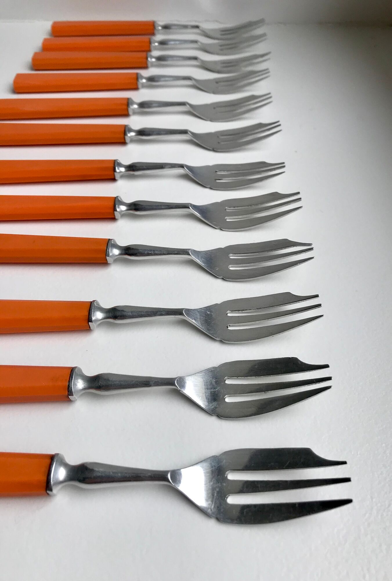 Set of 12 orange dessert forks in Bakelite and Tinplate 60s-70s