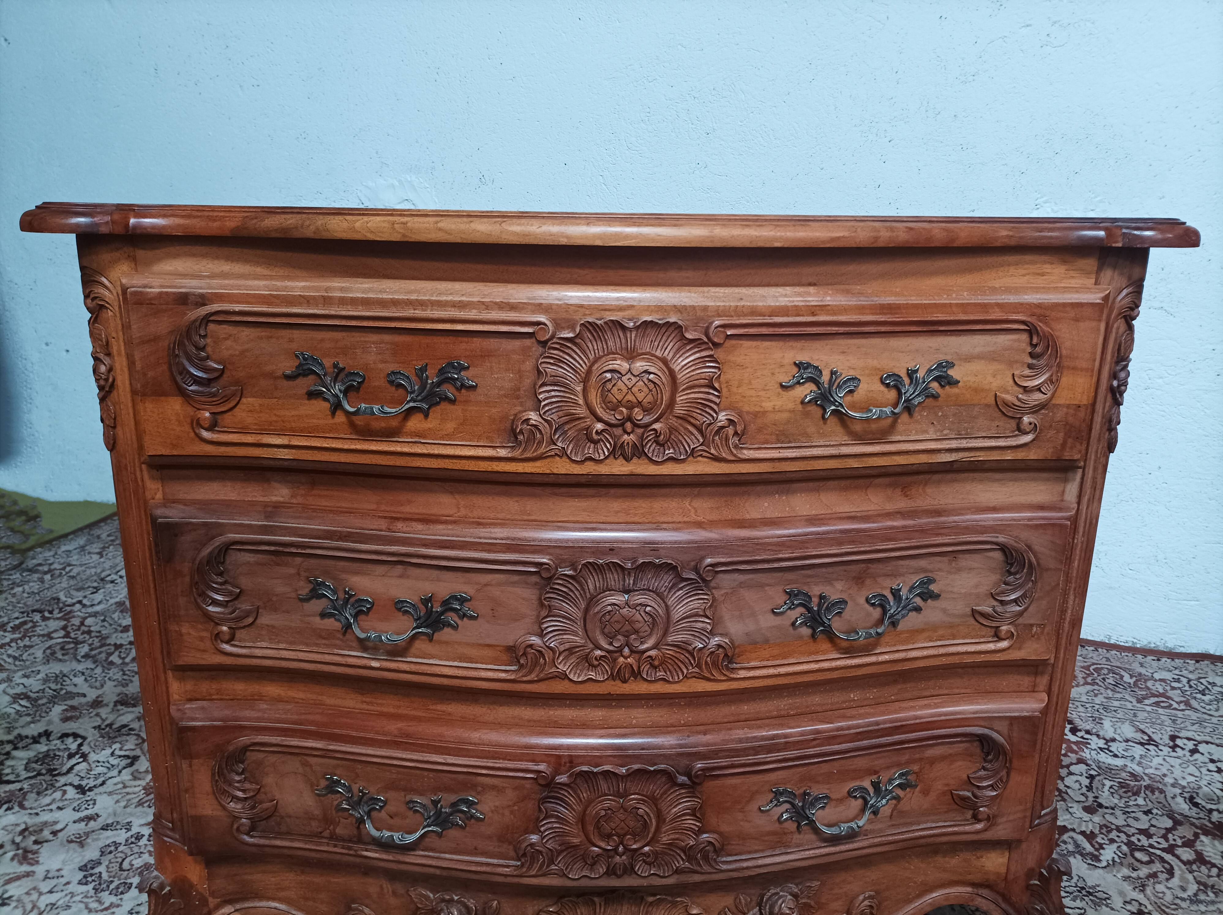 Commode Rocaille en noyer sculpté XXème