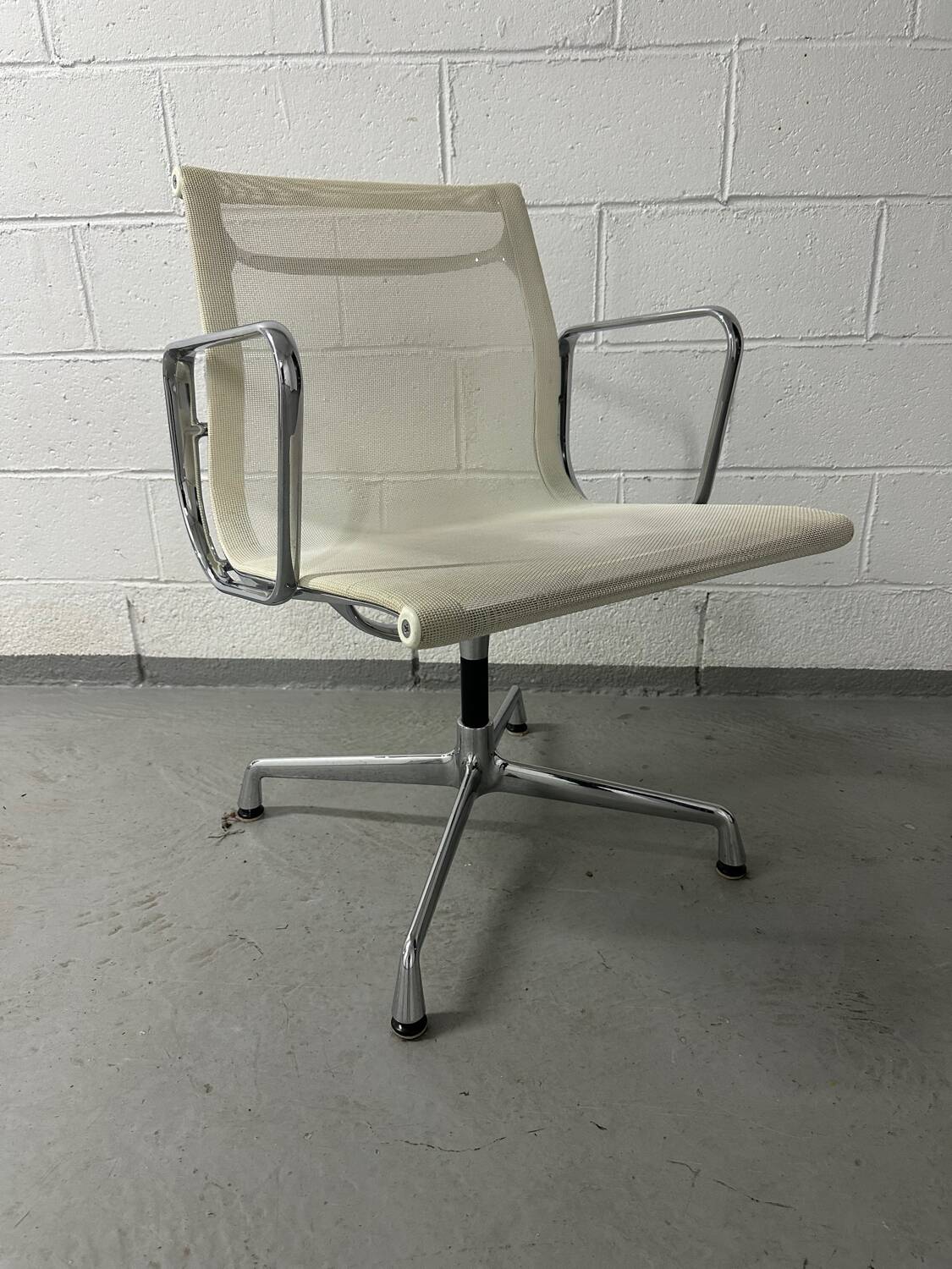 Fauteuil EA 108 Charles & Ray Eames édition Vitra