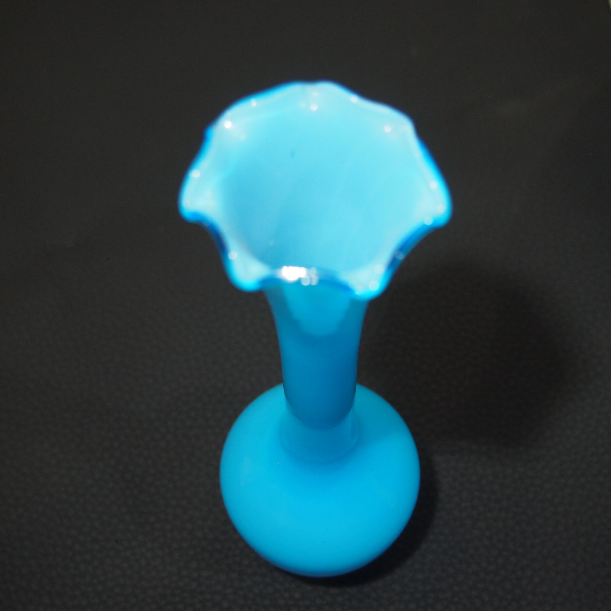 Vase opaline bleu vintage