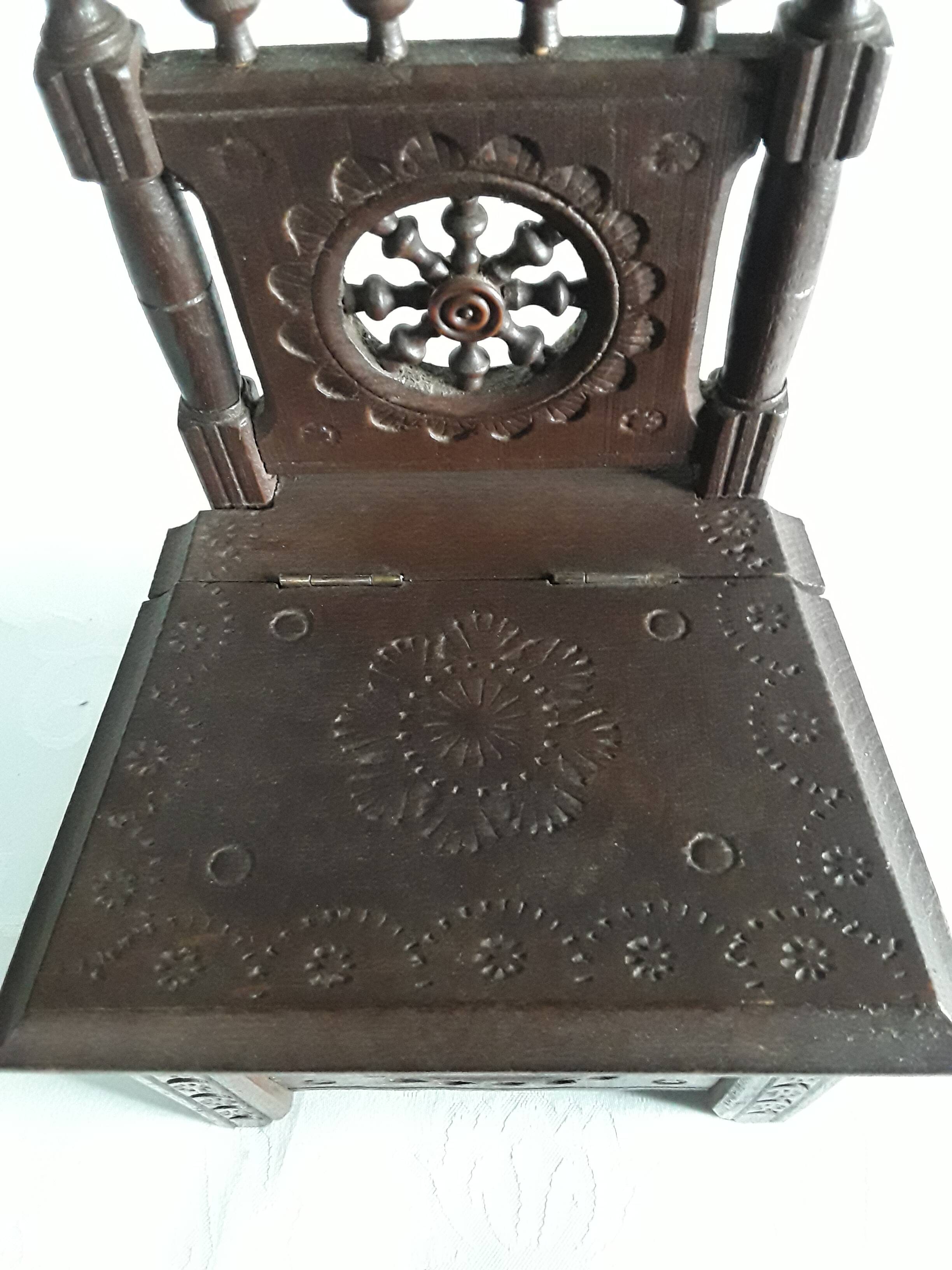 Ancienne Chaise bretonne en bois sculpté