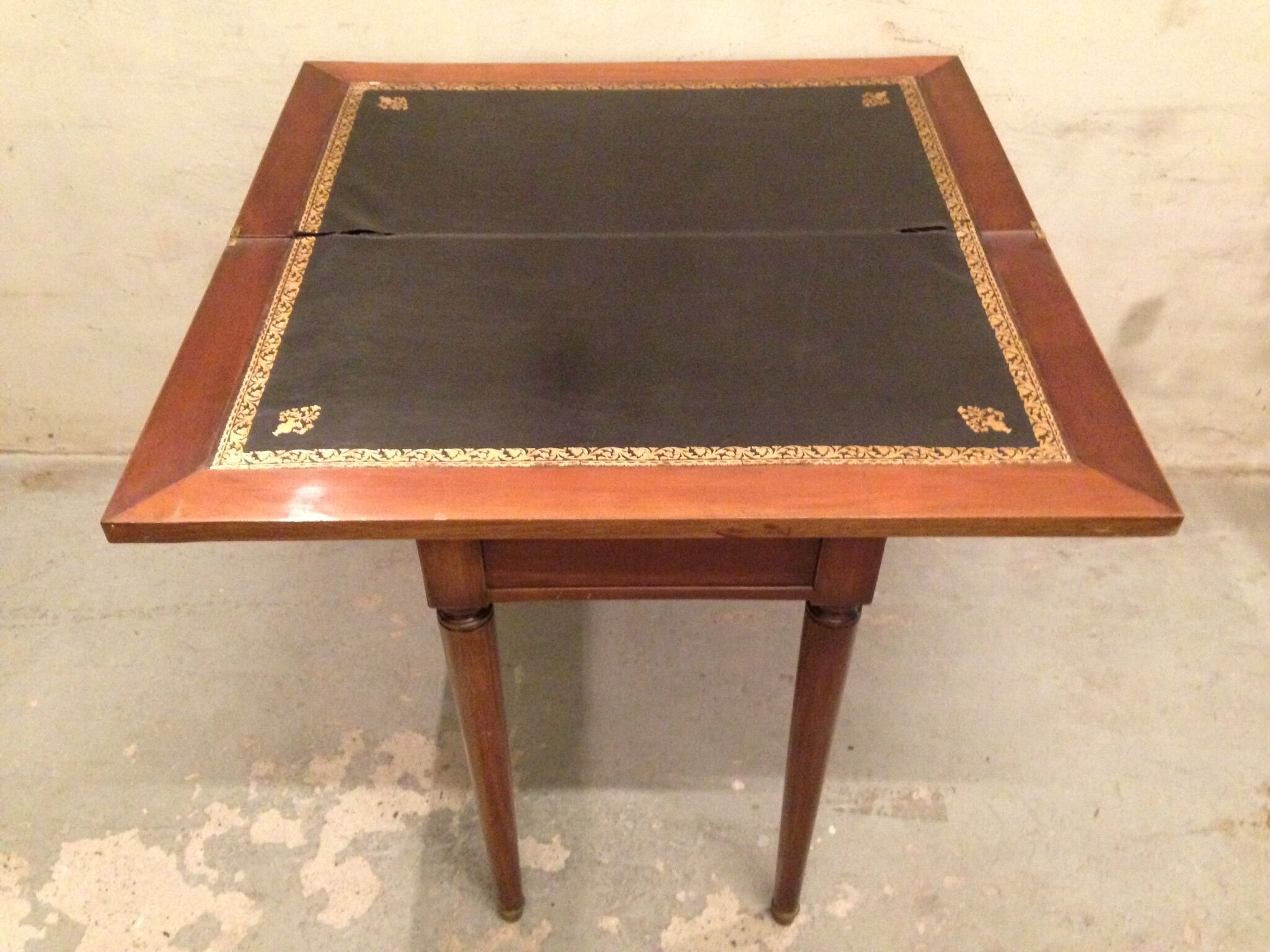 19th game Louis XVI table