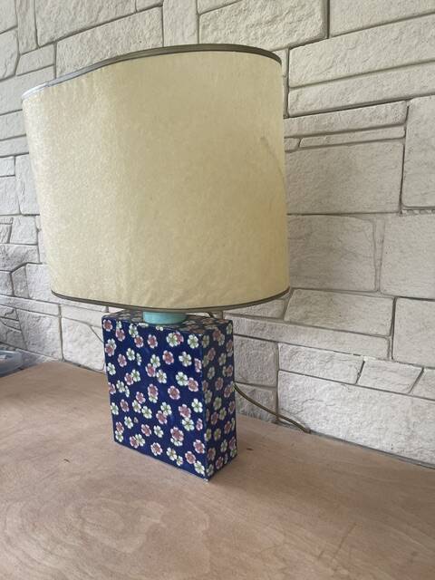 lampe à poser vintage r un pied parallélépipédique en céramique.