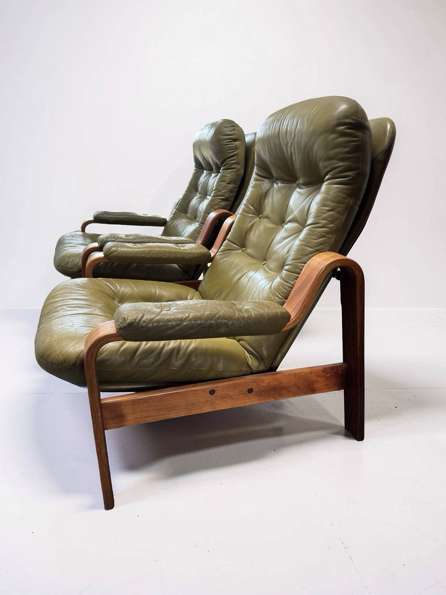 Ensemble de 2 fauteuils de salon vert olive – Göte Möbler, Suède, années 1970