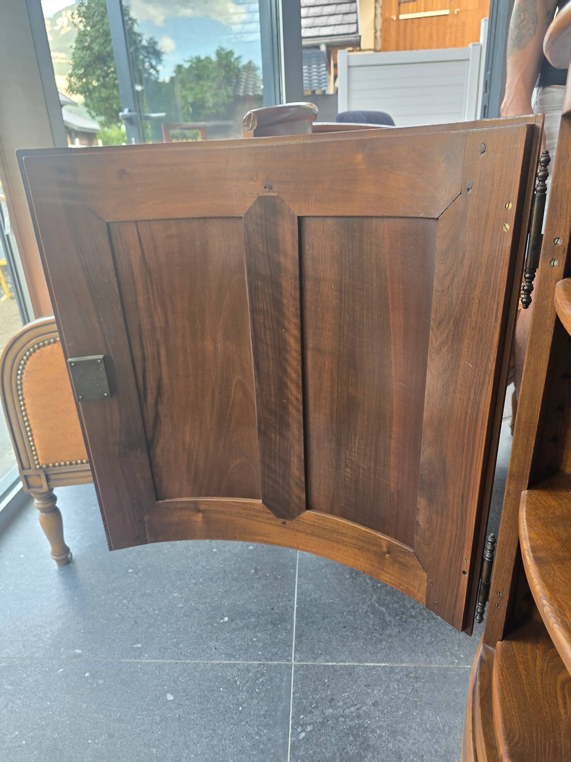 Curved wooden corner unit – Classic style