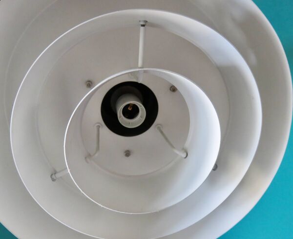 Grande suspension industrielle en métal laqué antracite et blanc. Danemark 1960