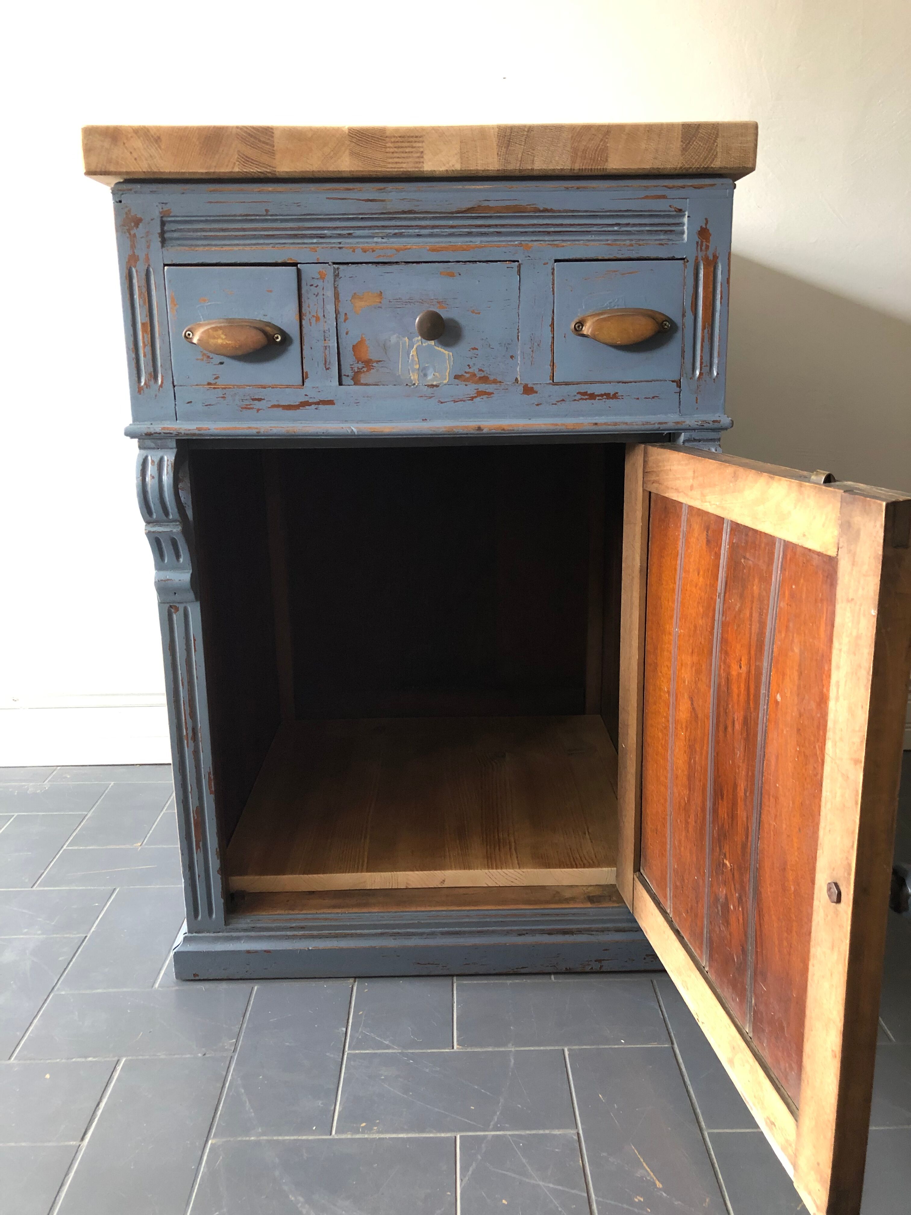 Comptoir de caisse meuble de métier ancien.