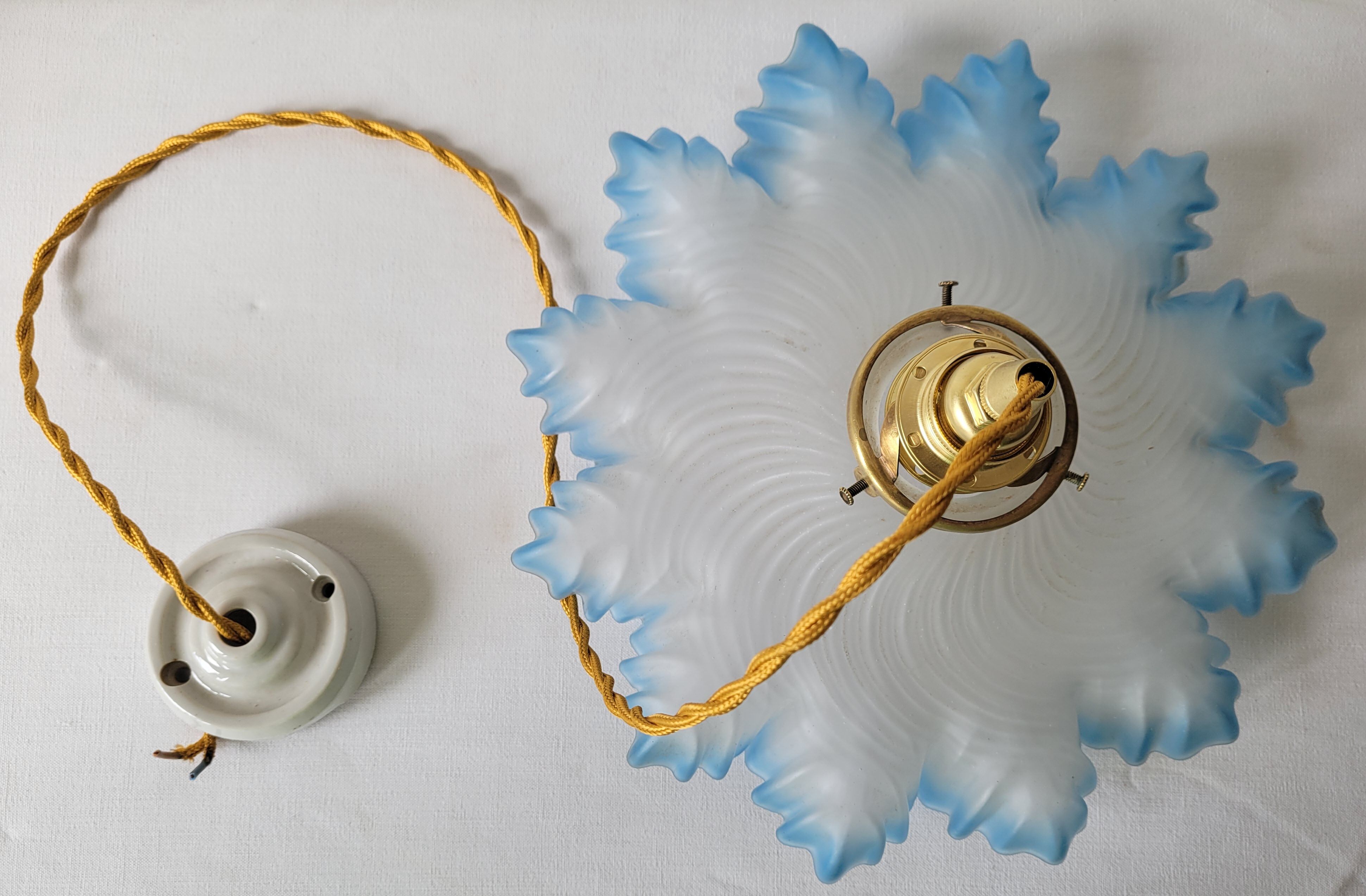 Suspension in opaline