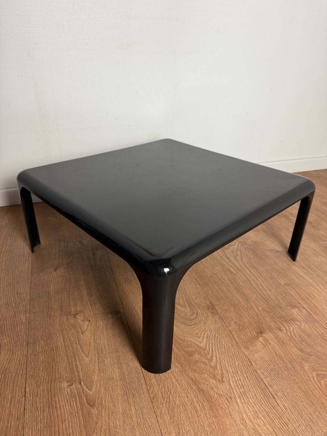 Vico Magistretti coffee table model Demetrio 70 for Artemide