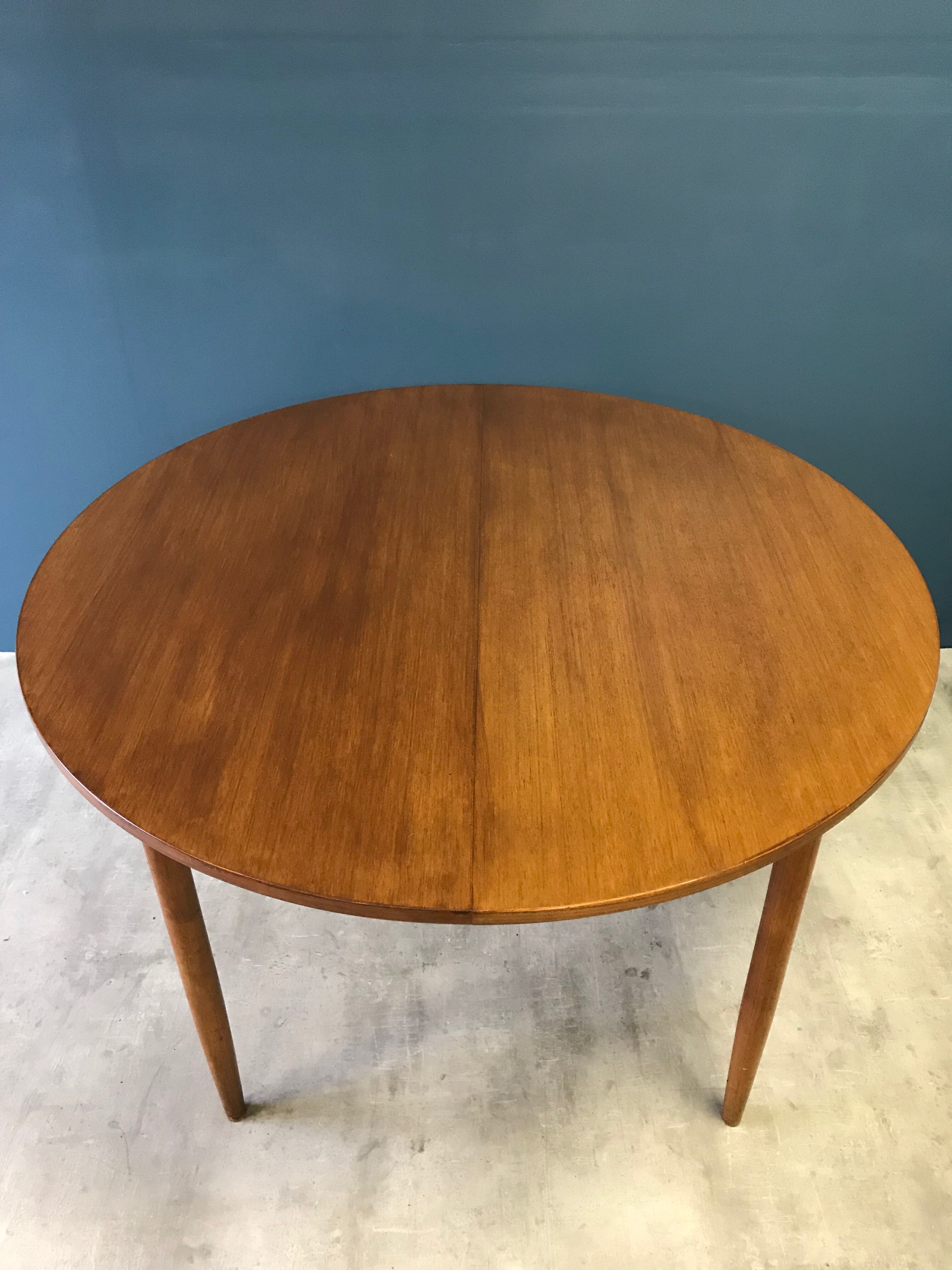 Vintage expandable round table