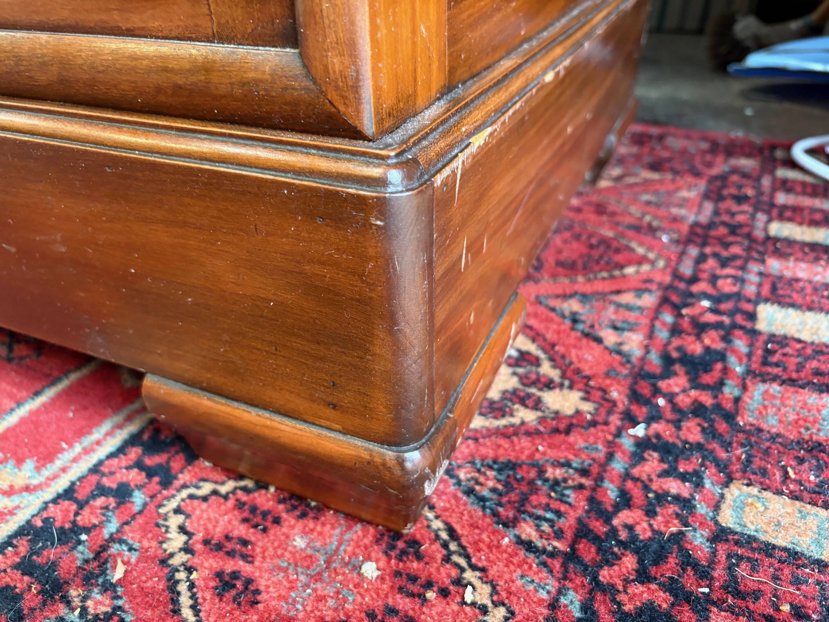 Commode style Louis-Philippe en bois massif