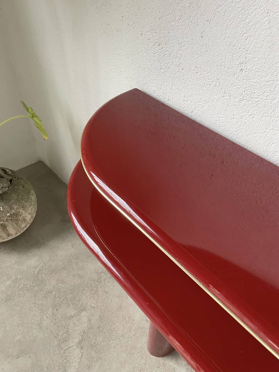 Red lacquered console and its mirror from the 80s