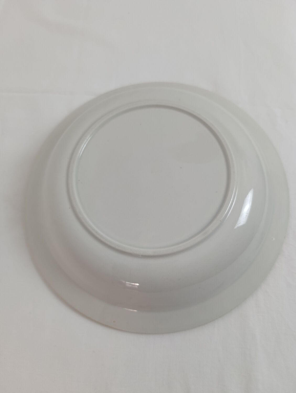 Set of 2 white deep plates with a gold pattern.