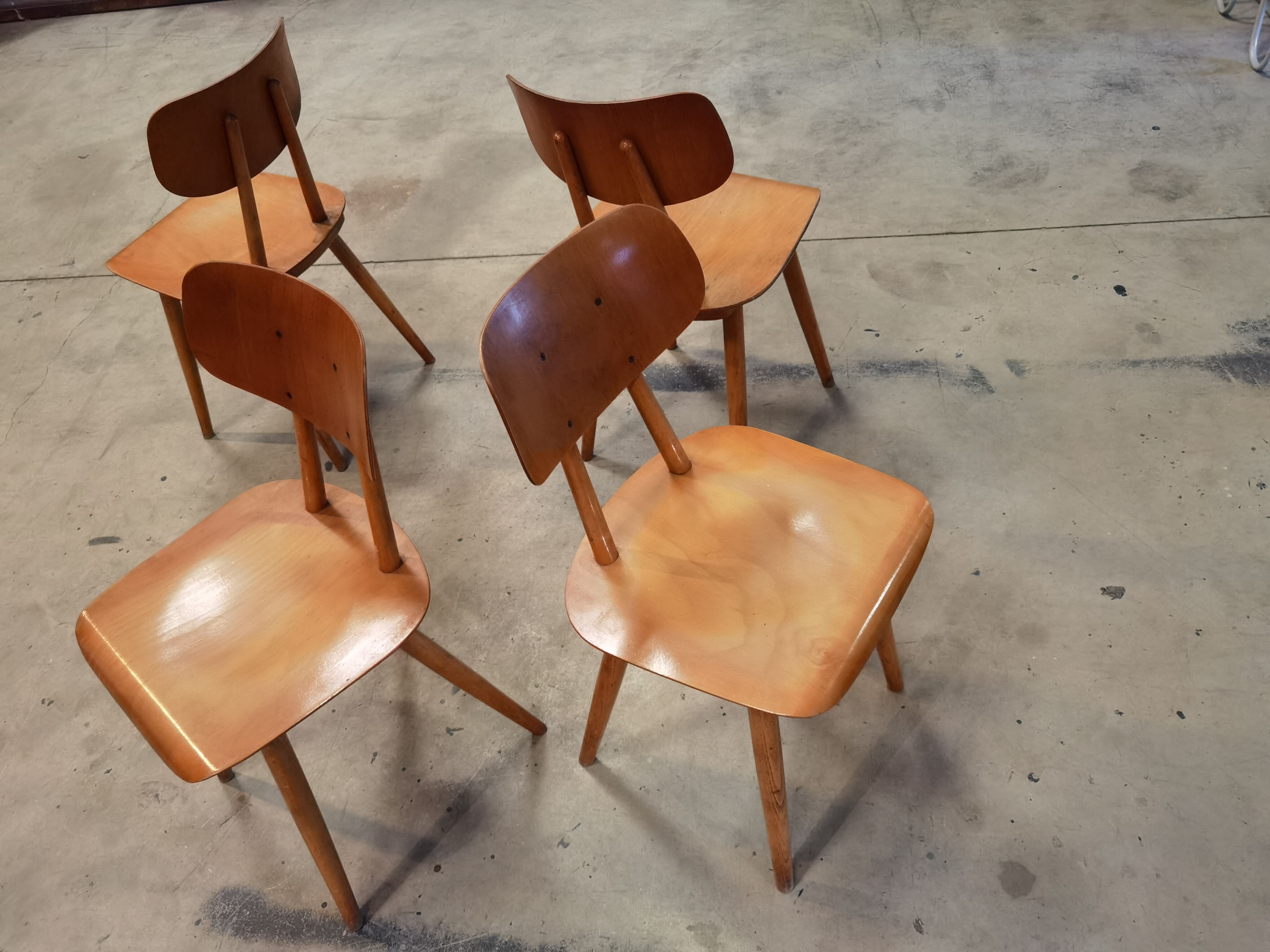 Set de 4 chaises éditée par ton 1960