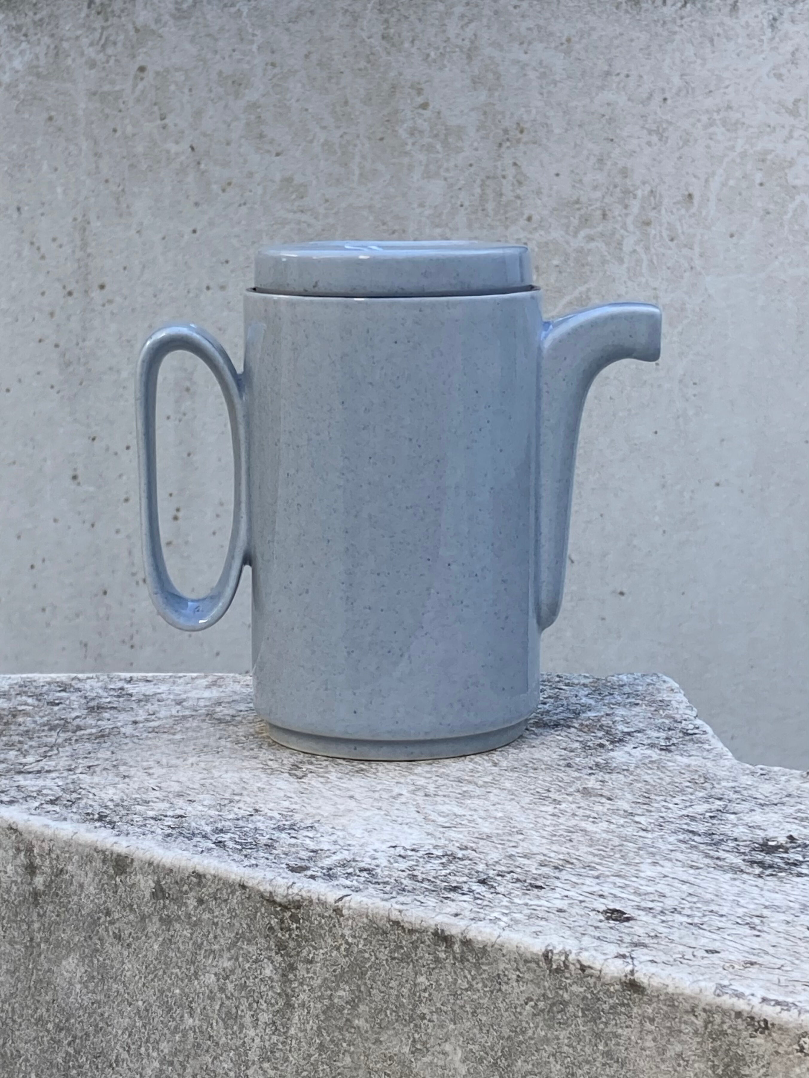 Théière ancienne en céramique moucheté