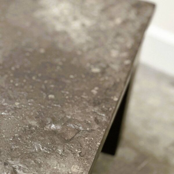 Table basse française des années 1970 en ardoise et chêne massif — dalle d'ardoise texturée, présence sculpturale