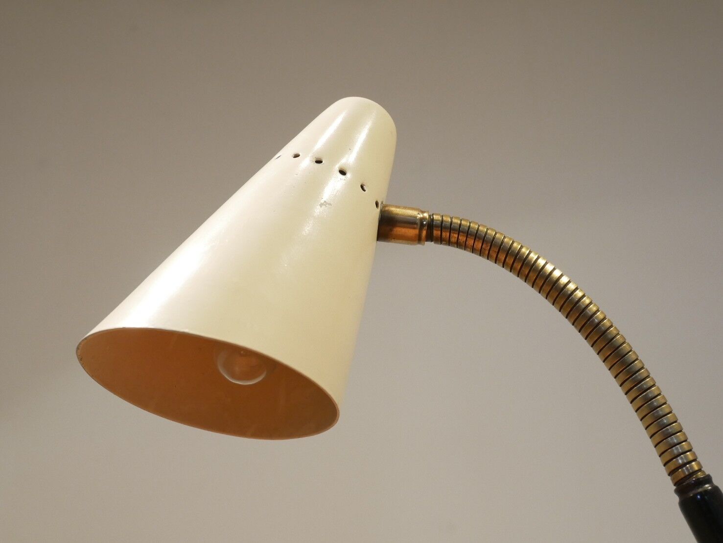 Table lamp in cream painted metal & brass, 1950
