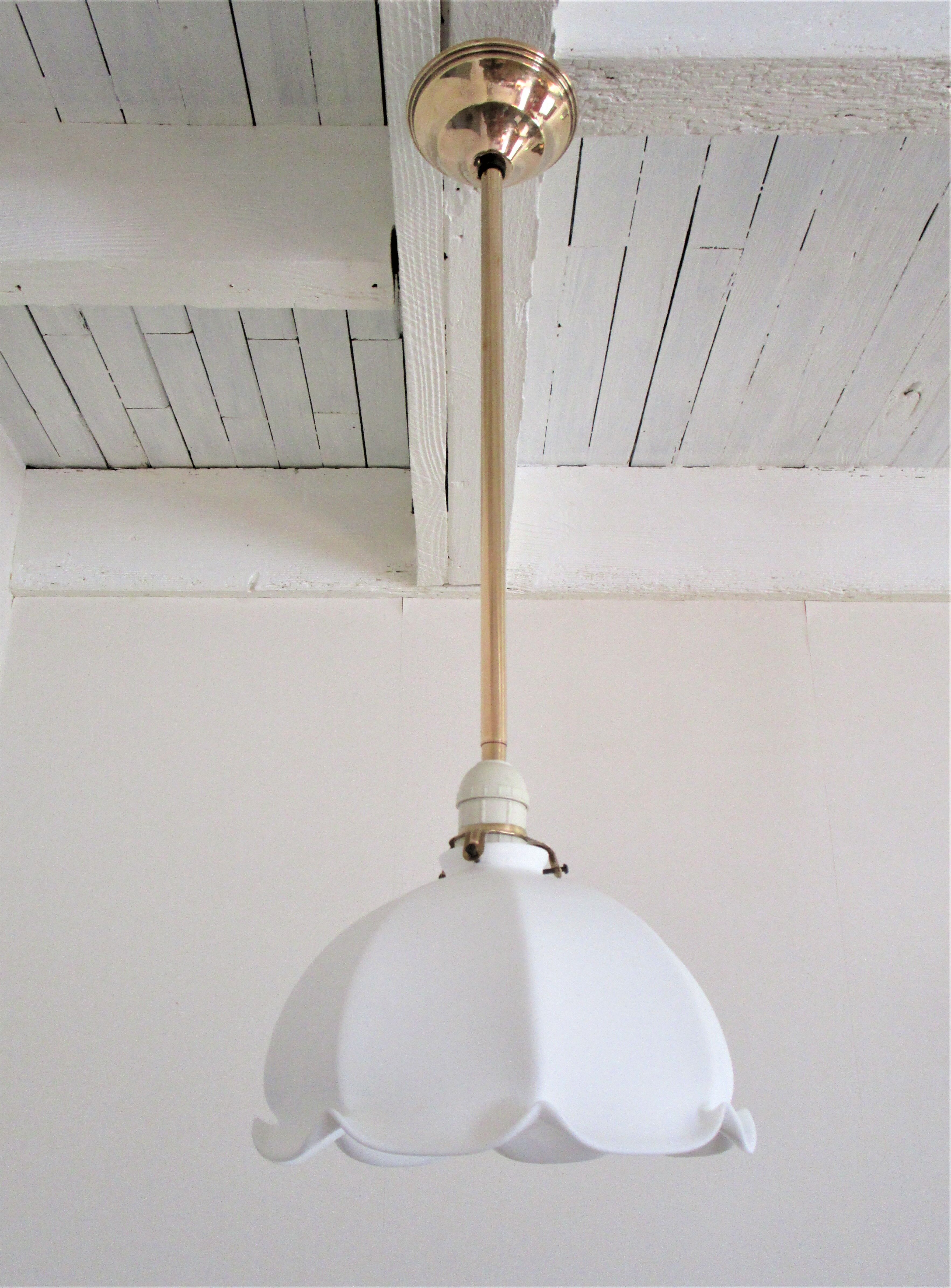 Suspension opaline flower and vintage brass