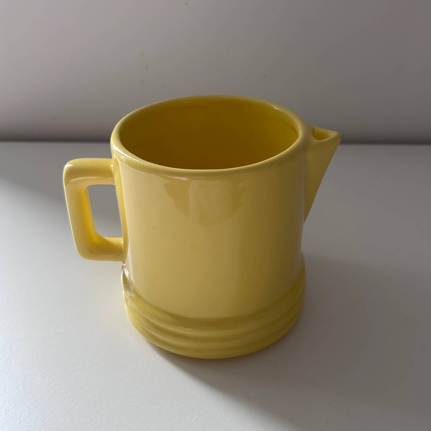 Pichet rétro jaune