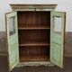 Armoire vitrée patinée verte